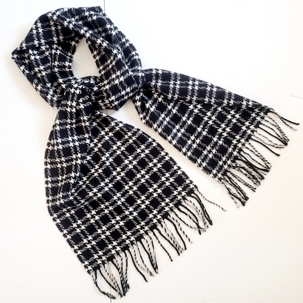 Black+White Houndstooth Checkered Scarf